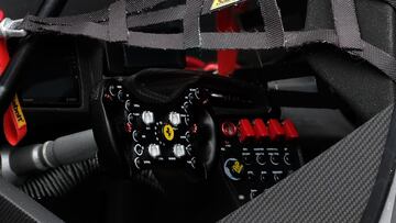 Así luce el interior del Ferrari, su volante es espectacular.