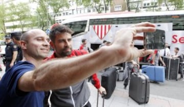 La afición esperaba al Sevilla a las puertas del hotel de concentración.