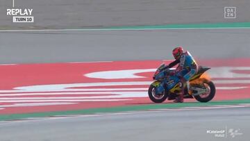 Fernandez pilota su moto envuelta en llamas sin enterarse