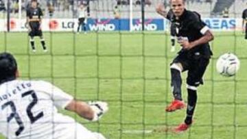 <b>ABRIÓ LA LATA. </b>Luis Fabiano, autor de dos goles, abrió el marcador tras batir a Moretto de pena máxima en la primera parte.