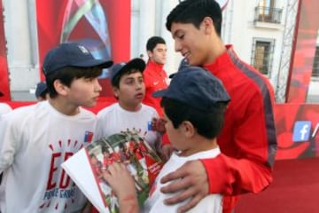 En La Moneda se realizó el lanzamiento del Trophy Tour del Mundial Sub 17. El trofeo recorrerá distintas ciudades de Chile.