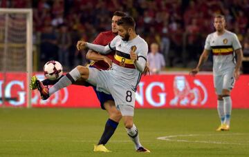 Koke y Carrasco luchan por el esférico.