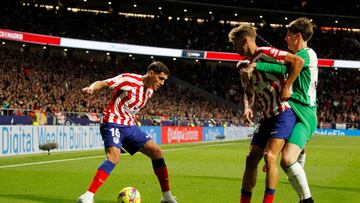 Nahuel y Llorente en el Atlético-Betis de la 22-23 en el Metropolitano.