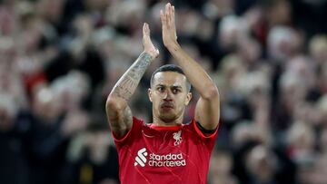 Thiago Alcántara luce en la camiseta la publicidad del banco Standard Chartered.