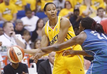 Jugó con los Tulsa Shock en la WNBA que es la liga más prestigiosa de basquetbol femenil. El deporte ráfaga le ayudó en para olvidar sus problemas legales que incluso le habían llevado hasta a pensar en el suicidio. 