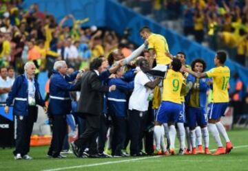 Los jugadores celebran el empate logrado por Neymar.