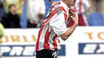 <B>DUELO DE GOLEADORES</B>. Diego Alonso (16 tantos) y Pineda (14) están viendo puerta con facilidad en lo que va de temporada.