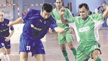 <b>JUGARÁ. </b>Lorente ante Marquinho. El 'Sheriff' jugará hoy a pesar de ver la azul el pasado sábado.