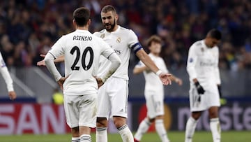 Benzema dialoga con Asensio.