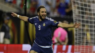 Higuaín celebra un gol con Argentina.