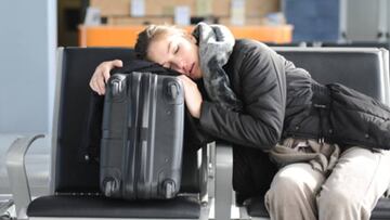 Se queda dormida en el aeropuerto y las amigas se compinchan con todos los pasajeros para gastar la broma más pesada