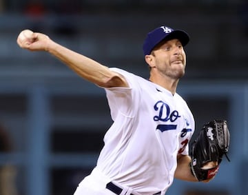 LOS ANGELES, CALIFORNIA - SEPTEMBER 29: Max Scherzer #31 of the Los Angeles Dodgers pitches during the first inning against the San Diego Padres at Dodger Stadium on September 29, 2021 in Los Angeles, California.   Harry How/Getty Images/AFP
 == FOR NEWSP