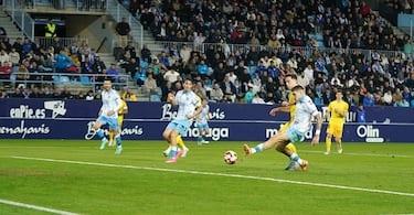 El Mlaga gana con sufrimiento  al Algeciras un duelo intenso y con tangana
