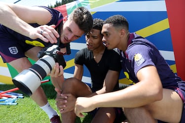 Declan Rice, Jude Bellingham y Trent Alexander-Arnold miran a la cámara durante un entrenamiento en el Spa & Golf Resort Weimarer Land el 18 de junio de 2024 en Blankenhain, Alemania.