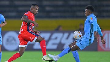 Alianza's forward Andres Renteria (L) and Universidad Catolica's midfielder Emiliano Clavijo fight for the ball during the Copa Sudamericana group stage second leg football match between Ecuador's Universidad Catolica and Colombia's Alianza FC at the Olimpico Atahualpa stadium in Quito on May 16, 2024. (Photo by Rodrigo BUENDIA / AFP)