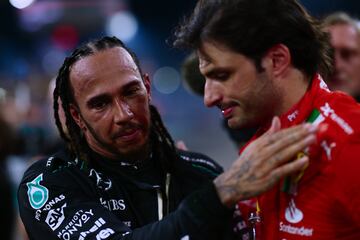 Fue un comunicado escueto, pero no hizo falta m¨¢s para hacer estallar por los aires la F¨®rmula 1. ¡°A Ferrari le complace anunciar que Lewis Hamilton se unir¨¢ a la escuder¨ªa en 2025 con un contrato plurianual¡±. Apenas era el 1 de febrero y Sainz ten¨ªa que afrontar toda una temporada sabiendo que su final con el Cavallino Rampante ya estaba escrito. Lejos de hundirse, Carlos encaj¨® el golpe con una entereza elogiable y se va de Ferrari sin malas palabras. ¡°Es una relaci¨®n que se ha roto por un tema circunstancial. A un siete veces campe¨®n del mundo no se le puede decir que no, lo entiendo¡±, dijo a AS. Caballero hasta el final.
