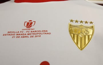 Será blanca con ribetes rojos y tiene como detalle el color dorado del escudo y los dorsales, además de las cinco estrellas que se lucirán sobre el escudo por los cinco títulos coperos que tiene el club.