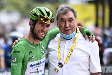 Mark Cavendish y Eddy Merckx, que comparten el récord de 34 victorias de etapa en el Tour, se saludaron efusivamente por la mañana en la salida de Mourenx.