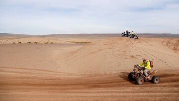 DAK26. UYUNI (BOLIVIA), 14/01/2018.- El holand&eacute;s Kees Koolen conduce su cuadriciclo Barren Racer este domingo, 14 de enero de 2018, durante la octava etapa del rally Dakar 2018, entre Uyuni y Tupiza (Bolivia). EFE/David Fern&aacute;ndez
 