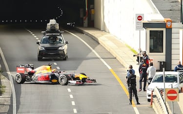El Gran Circo de la Fórmula 1 se dirige hacia el circuito Intercity Istanbul Park para disputar la 14ª carrera de la temporada, en la que Hamilton puede lograr su séptimo título de campeón del mundo. El paso de los monoplazas por el Túnel Eurasia se aprovechó para rodar imágenes promocionales del evento con un Red Bull.