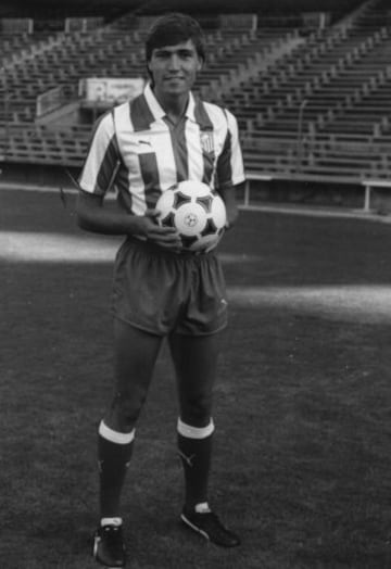 Jugó en el Atlético de Madrid desde 1986 a 1988