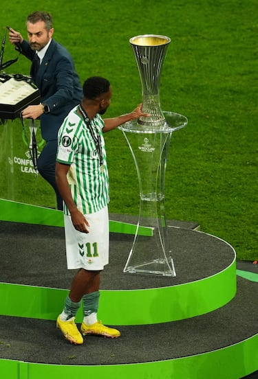 Cedric Bakambu toca el trofeo de la Conference League tras recibir la medalla de subcampeones del torneo.