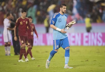 Su debut se produjo en el amistoso ante Alemania en Balaídos el 18 de noviembre de 2014. Sustituyó en el minuto 75' a Iker Casillas. Sería el único partido que disputó con la selección absoluta.
