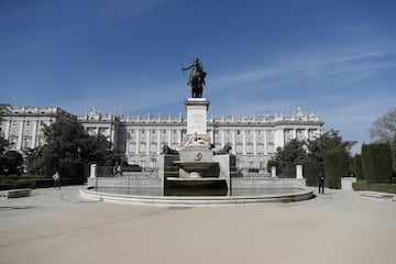 Madrid presenta un aspecto poco habitual debido a la crisis del Coronavirus. Zonas turísticas de la capital como el Palacio Real, la Puerta del Sol o la Gran Vía presentan una imagen muy diferente.