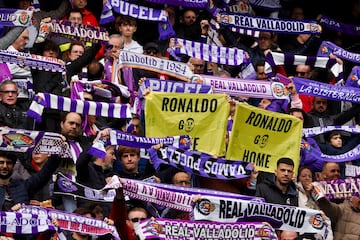 VALLADOLID, 26/10/2024.- Aficionados del Real Valladolid durante el partido de LaLiga que enfrentó al Rela Valladolid y al Villarreal equipos en el estadio José Zorrilla en Valladolid. EFE/ R. García
