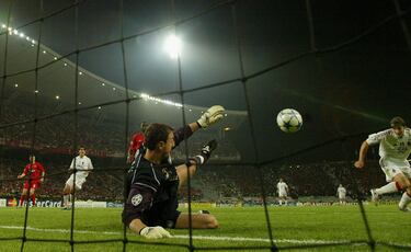 Con el partido empatado a tres, Dudek hizo una doble parada milagrosa a Shevchenko, delantero del AC Milan, en el tiempo extra que mantuvo vivo al Liverpool. Después, fue vital en la tanda de penaltis, ya que detuvo la última pena máxima, lanzada por Shevchenko, para ganar la Champions League. Además, la final recibió el nombre de ‘El milagro de Estambul’, porque los ‘Reds’ levantaron el trofeo a pesar de irse al descanso con un tres a cero en contra.