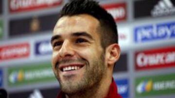 El delantero de la selección española de fútbol Alvaro Negredo, durante la rueda de prensa que ha ofrecido hoy previa al entrenamiento que el equipo realiza en La Ciudad del Fútbol de Las Rozas (Madrid) de cara al partido amistoso que España jugará el martes en Ginebra ante Chile.