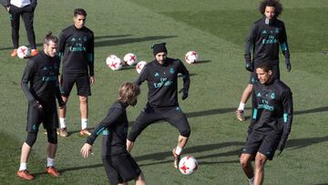 GRAF1715. MADRID (ESPAÑA), 27/11/2017.-Los jugadores del Real Madrid el galés Gareth Bale(i), el centrocampista croata Luka Modric (c,de espaldas), el delantero francés Karim Benzema (c), el defensa brasileño Marcelo Vieira Da Silva (d,al fondo) y el defensa francés Raphael Varane(d), durante la sesión de entrenamiento celebrada en la Ciudad deportiva de Valdebebas. EFE/J.J.Guillen