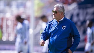 Víctor Manuel Vucetich durante un partido con los Rayados de Monterrey.