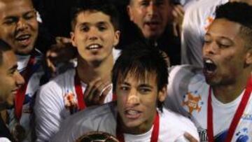Neymar celebra el título junto a sus compañeros.
