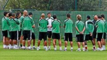 <b>VUELTA AL TRABAJO. </b>Muñiz explicó a sus jugadores los ejercicios que debían hacer pero no habló demasiado del partido. Sí lo hizo con algunos jugadores en privado.