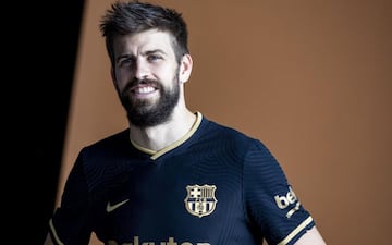 El Fútbol Club Barcelona ha presentado la que será la segunda equipación para la temporada 2020/21. La indumentaria ha sido presentada bajo el ‘Los colores van por dentro’ ya que el negro es el color protagonista de esta equipación.