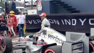 Juan Pablo Montoya posa con su monoplaza tras ganar en St. Petersburg.