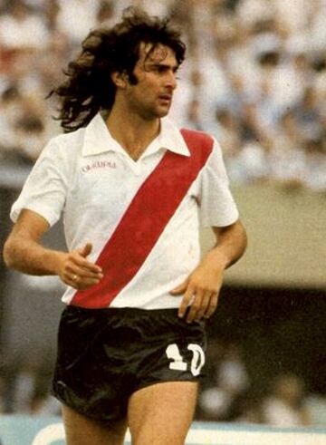 ‘El Matador’ se encumbró en el Mundial del 78, siendo el máximo goleador de la Argentina campeona del mundo. Estuvo una campaña en las filas de River Plate, en donde ganó el campeonato nacional, entre medias de su exitoso paso en España por el Valencia CF.