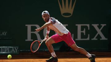 MONTE-CARLO, MONACO - APRIL 15: Diego Schwartzman of Argentina in action against Stefanos Tsitsipas of Greece in the quarter finals during day six of the Rolex Monte-Carlo Masters at Monte-Carlo Country Club on April 15, 2022 in Monte-Carlo, Monaco. (Photo by Julian Finney/Getty Images)