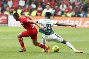 El jugador de Toluca Osvaldo González (i), pelea por el balón con Jorge Tavares (d) de Santos hoy, domingo 20 de mayo de 2018, durante el juego de vuelta de la final del torneo mexicano de fútbol celebrado en el estadio Nemesio Díez en la ciudad de Toluca (México).