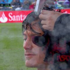 A este jugador le grapan la cabeza y sigue como si nada