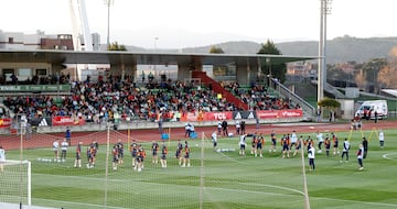 Aficionados en las gradas del campo principal de La Ciudad del Fútbol en la sesión vespertina.