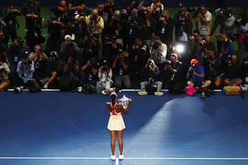 Sloane Stephens, ganadora del US Open, posa con el trofeo para los medios tras finalizar el torneo neoyorquino.