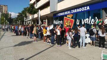Imagen de la cola de aficionados del Real Zaragoza para comprar una entrada para el encuentro de ida de playoff de ascenso ante el Numancia en Soria.