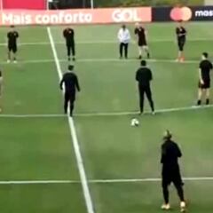 Los burlescos aplausos que recibió Vidal en el entrenamiento