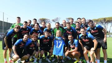 El final feliz del niño francés obligado a quitarse la camiseta del Nápoles