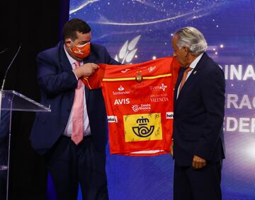 Julián Casas y José María Fernández, vicepresidente de la Federación Española de Balonmano.