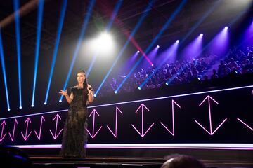 La presentadora Ins Hernand durante la primera semifinal del Benidorm Fest 2025.