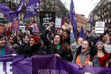 Cientos de personas participan en una marcha para conmemorar el Día Internacional de la Mujer en París, Francia.