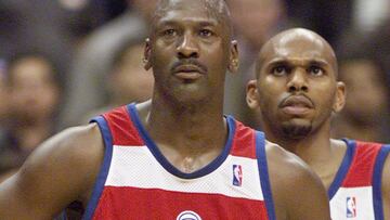 Michael Jordan y Jerry Stackhouse, con una camiseta que hacía referencia a los Bullets, que en 1997 se convirtieron en Wizards.